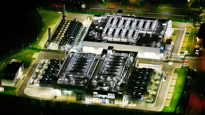 Nacht- Lichter und Beleuchtung Gebäude des Rechenzentrums in Mittenwalde