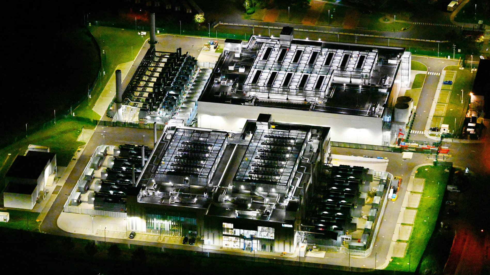 Nacht- Lichter und Beleuchtung Gebäude des Rechenzentrums in Mittenwalde