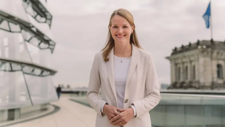 Sonja Eichwede auf der Dachterrasse des Reichstagsgebäudes