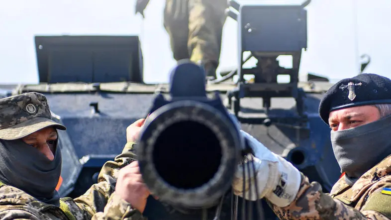 Foto von ukrainischen Soldaten bei der Schulung an einem "Leopard"-Panzer.