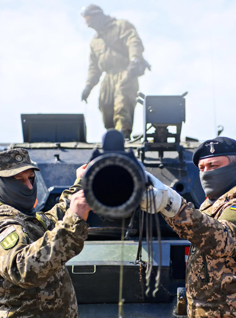 Foto von ukrainischen Soldaten bei der Schulung an einem "Leopard"-Panzer.