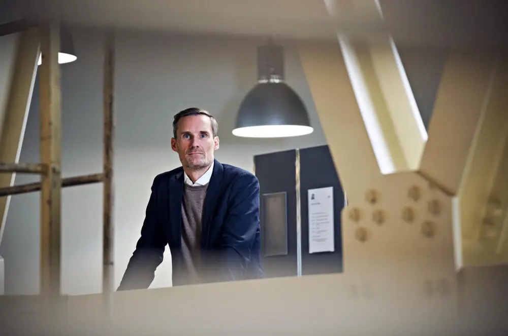 Thomas Sauter-Serveas in einem Büro