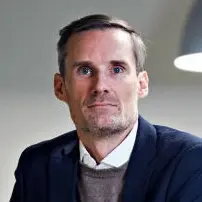 Thomas Sauter-Serveas in einem Büro