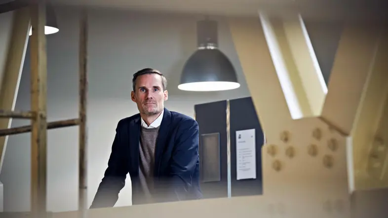 Thomas Sauter-Serveas in einem Büro