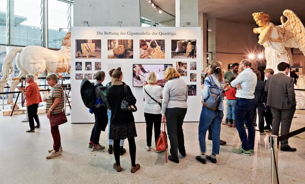 Quadriga-Ausstellung im Bundestag Das Bild zeigt Besucher in der Quadriga-Ausstellung.