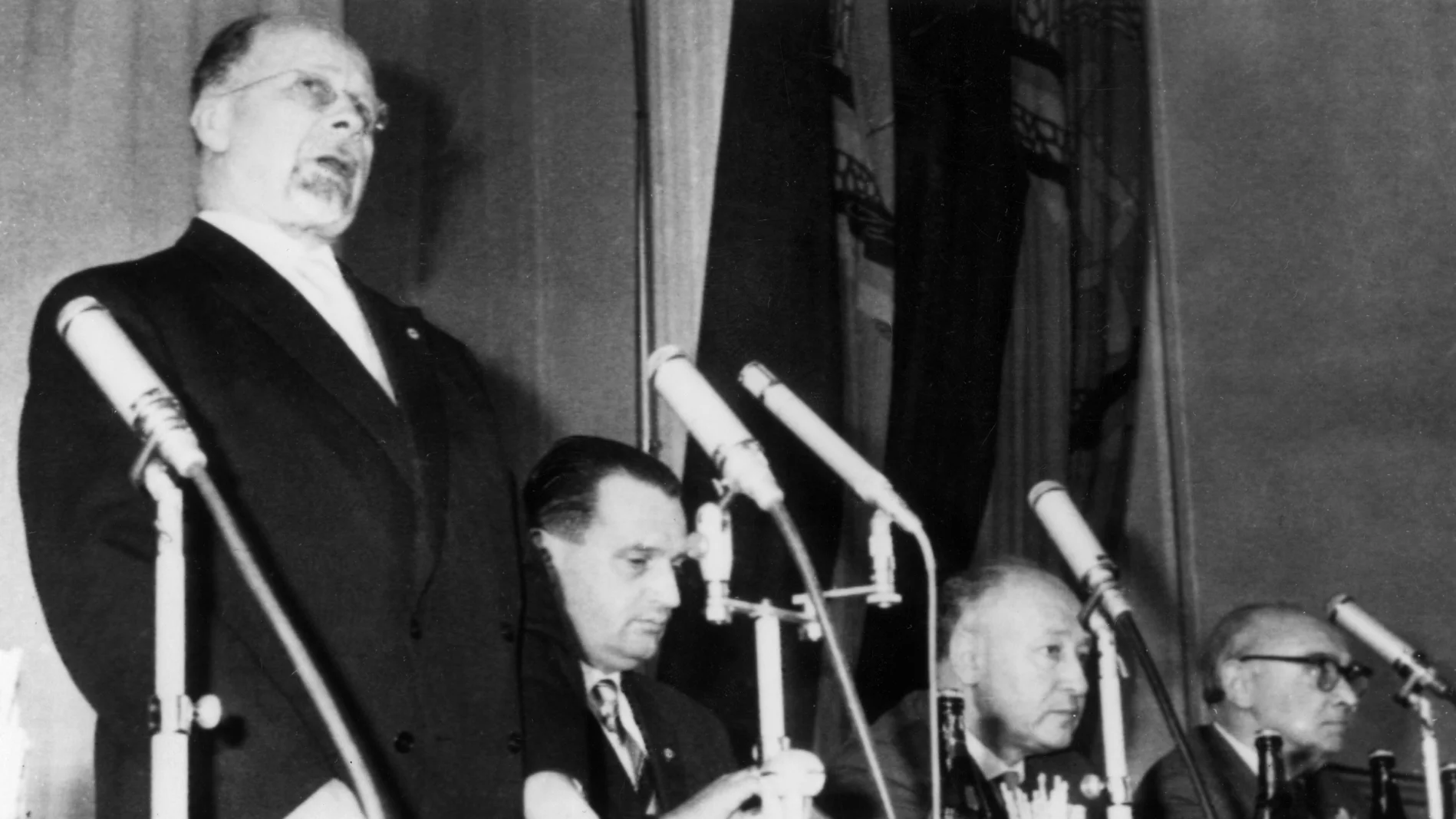 Walter Ulbricht bei der Pressekonferenz
