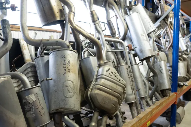 Abgasrohre verschiedener Fahrzeuge im Lager