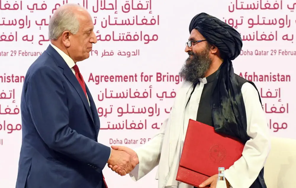 Chefunterhändler des Doha-Abkommens Zu sehen sind die zwei Chefunterhändler der USA und der Taliban beim Handschlag.