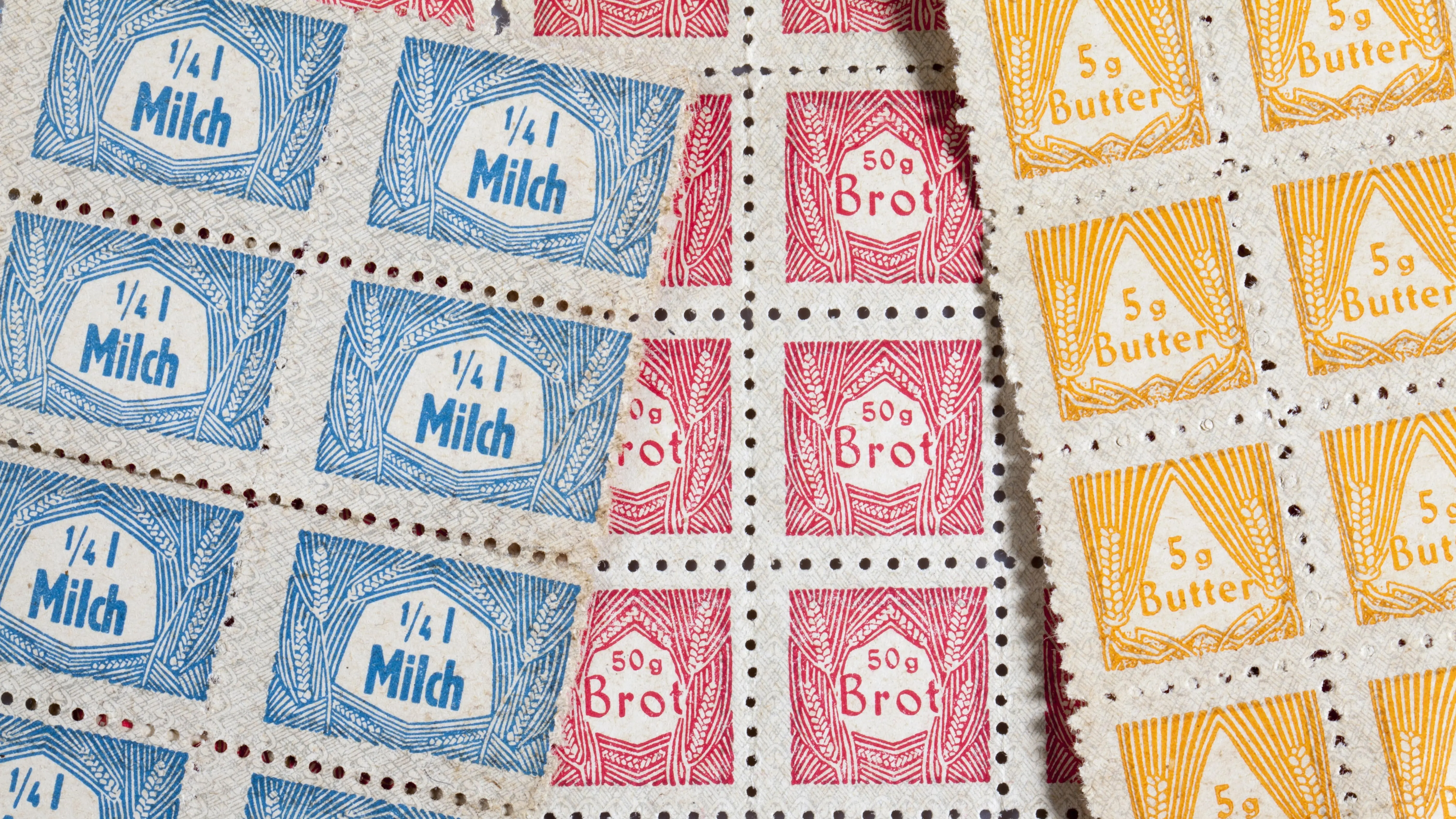 Lebensmittelmarken für Milch, Brot und Zucker von 1950