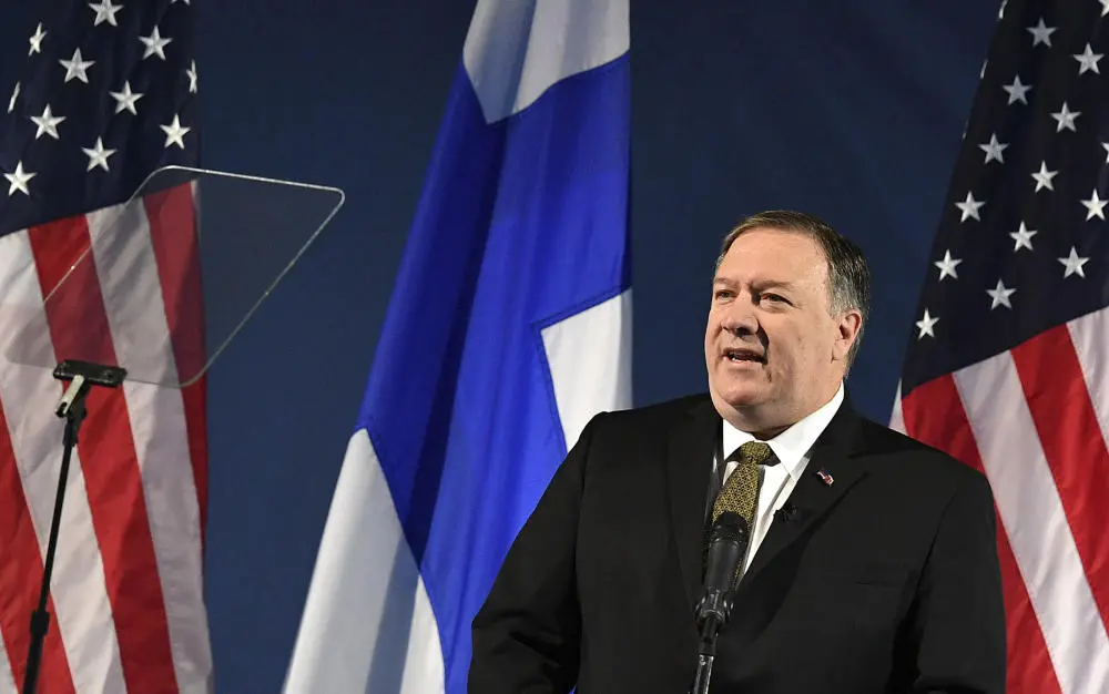 Mike Pompeo während seiner Rede vor den Flaggen der USA