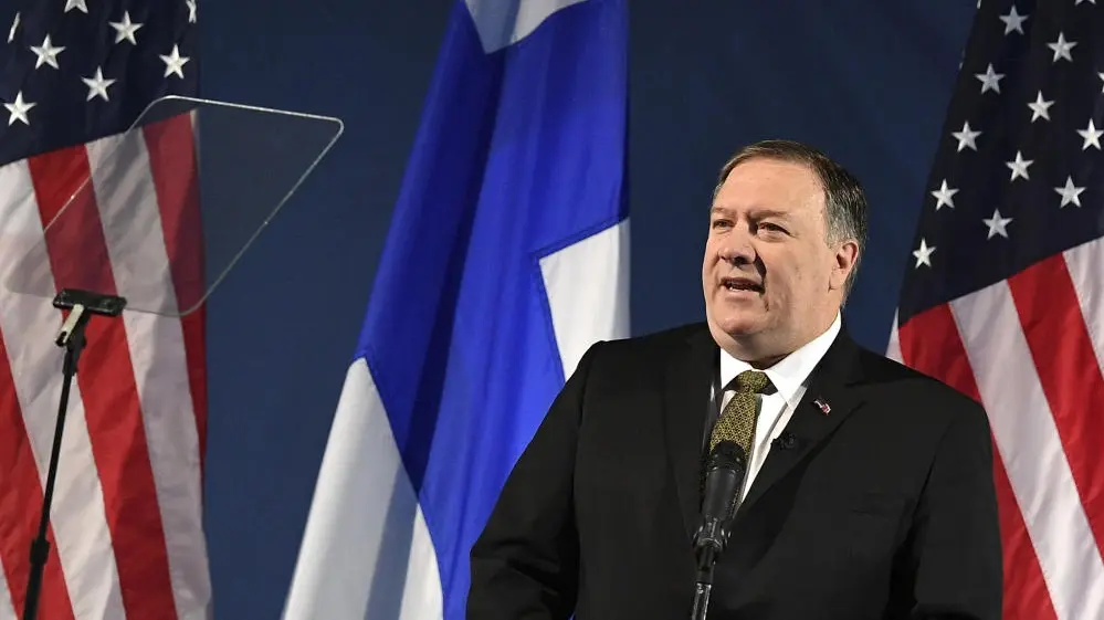 Mike Pompeo während seiner Rede vor den Flaggen der USA