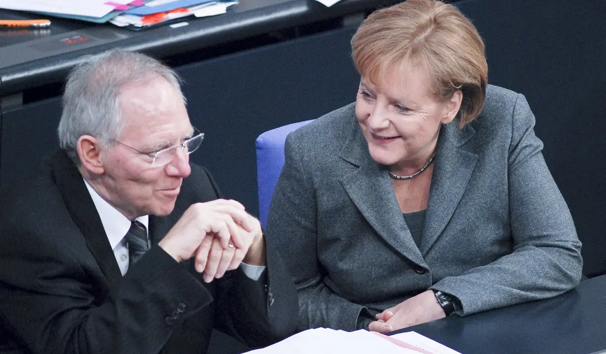 Wolfgang Schäuble mit Angela Merkel im Bundestag
