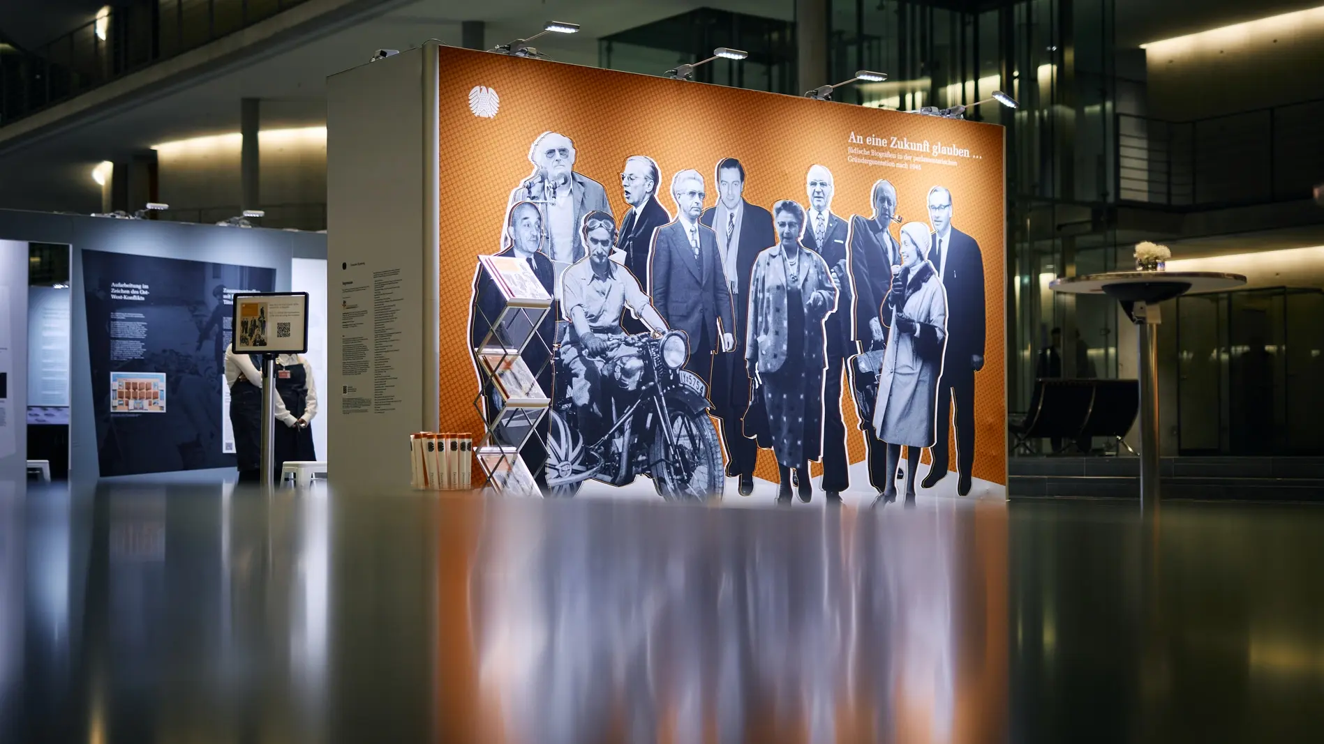Eröffnung der Ausstellung in der Halle des Paul-Löbe-Hauses