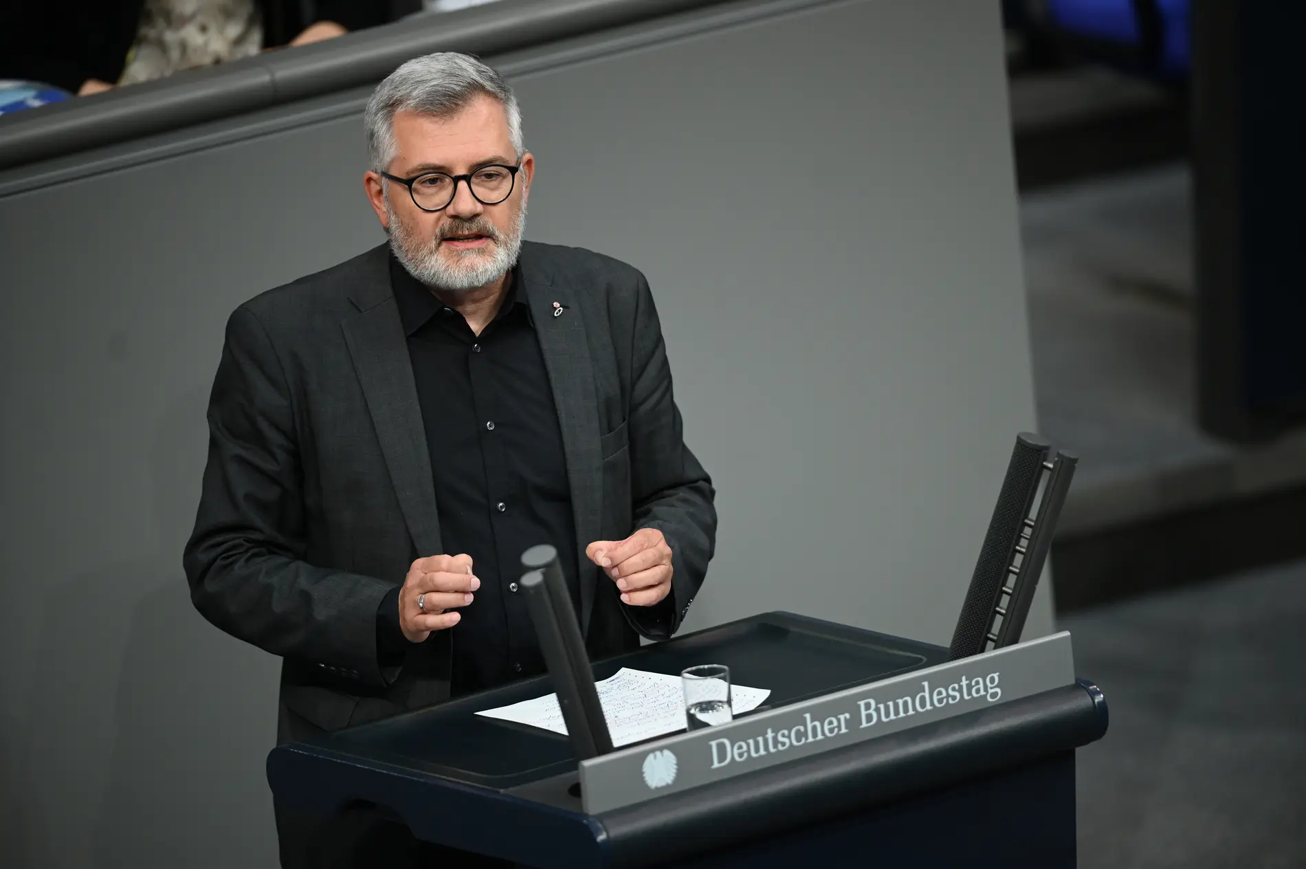 Dietmar Nietan am Rednerpult im Deutschen Bundestag
