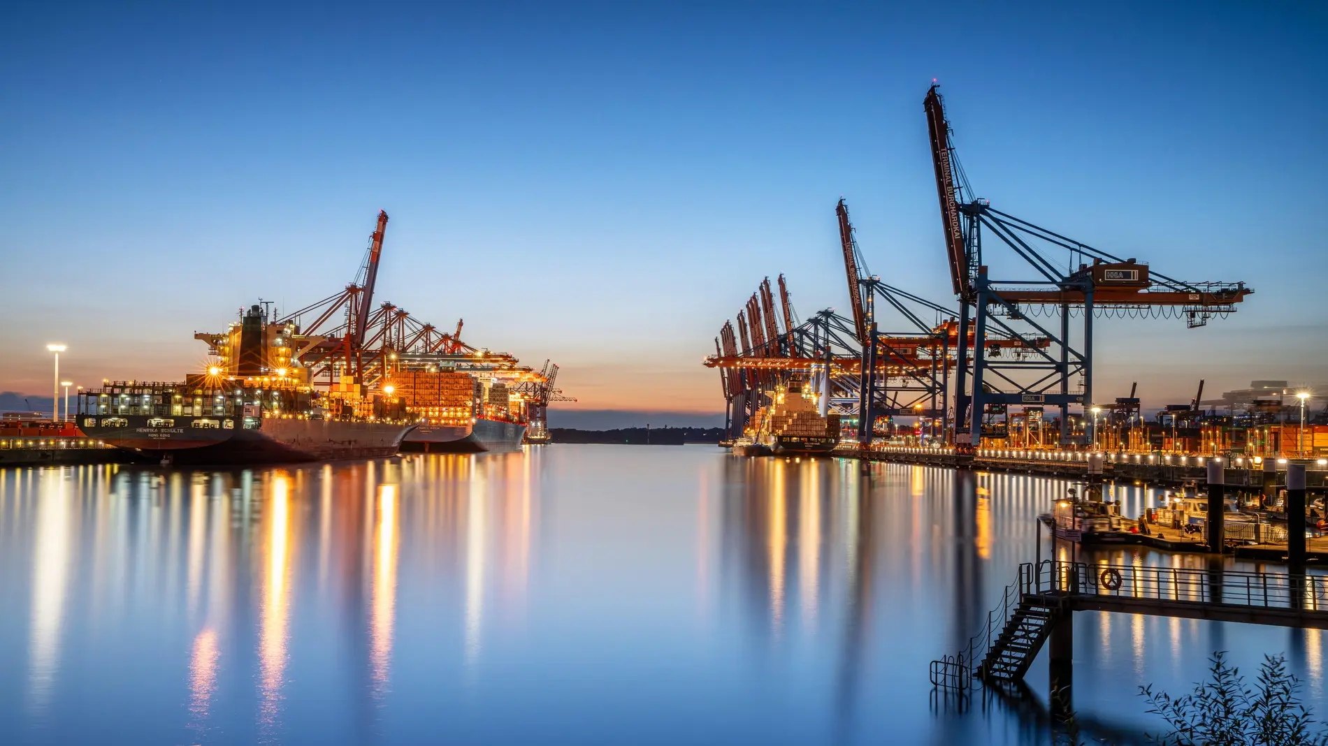 Steuersenkungen sollen eine Wirtschaftstswendenbringen Hamburger Hafen im Abendlicht