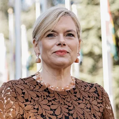 Julia Klöckner vor verschiedenen europäischen Flaggen