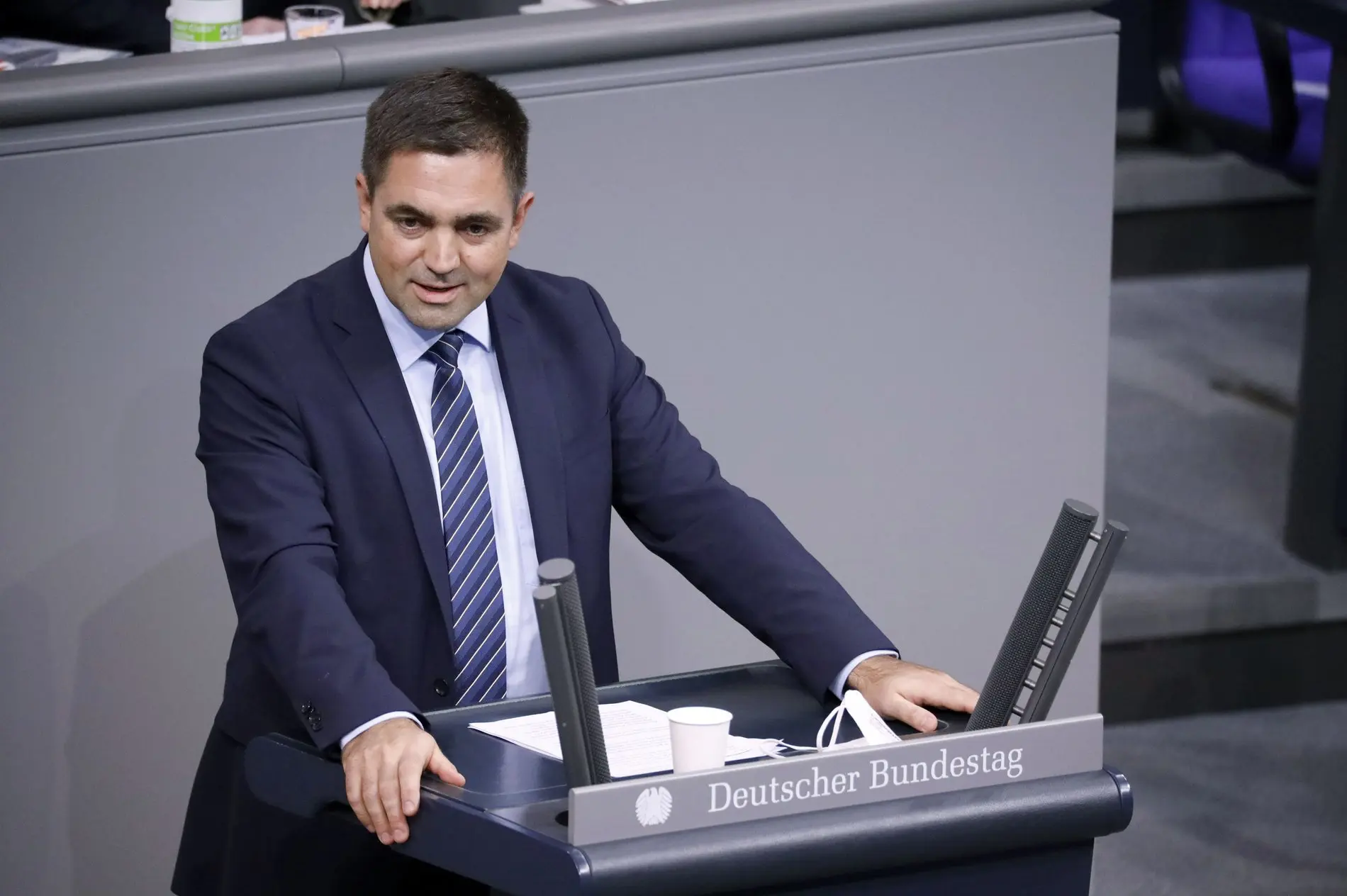 Malte Kaufmann hält eine Rede im Plenarsaal vom Deutschen Bundestag.