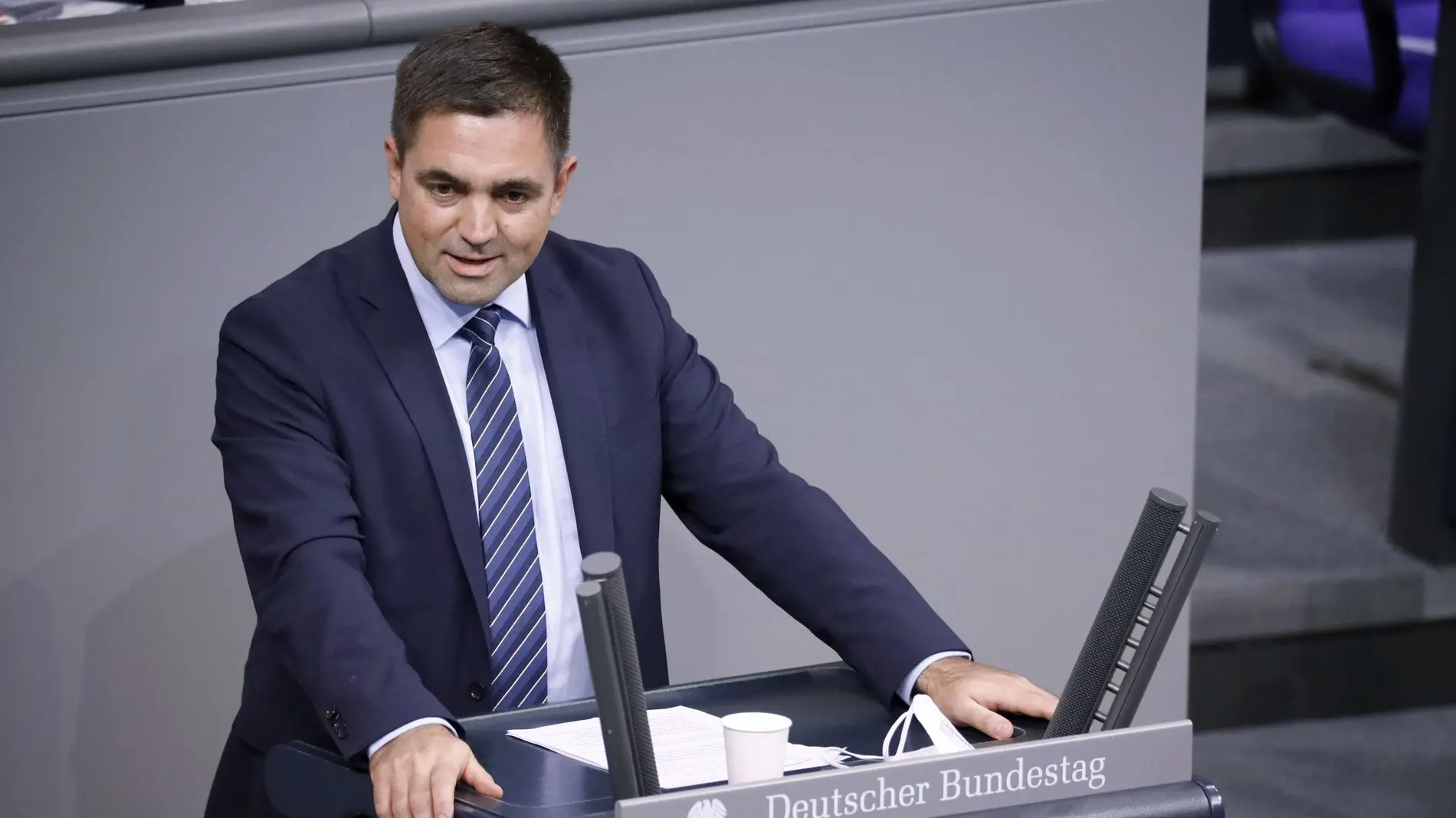 Im Interview: Malte Kaufmann (AfD) Malte Kaufmann hält eine Rede im Plenarsaal vom Deutschen Bundestag.