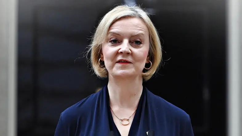 Porträt von Liz Truss im blauen Blazer
