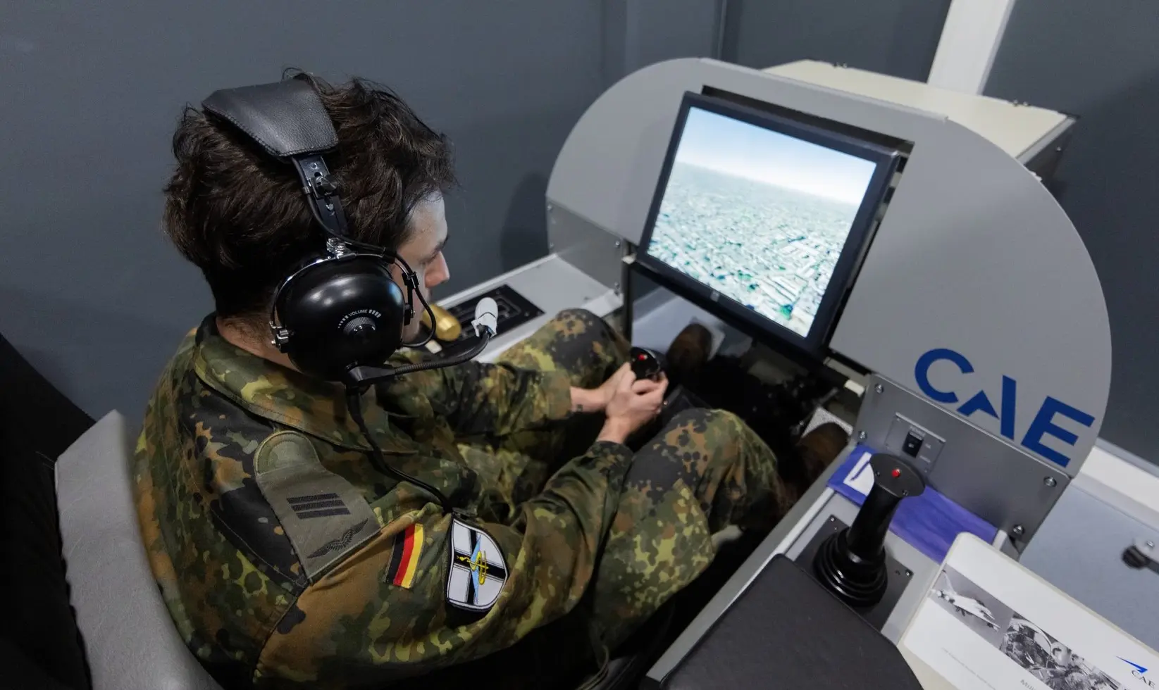 Ein angehender Pilot der Luftwaffe der Bundeswehr trainiert an einem Flugsimulator im.