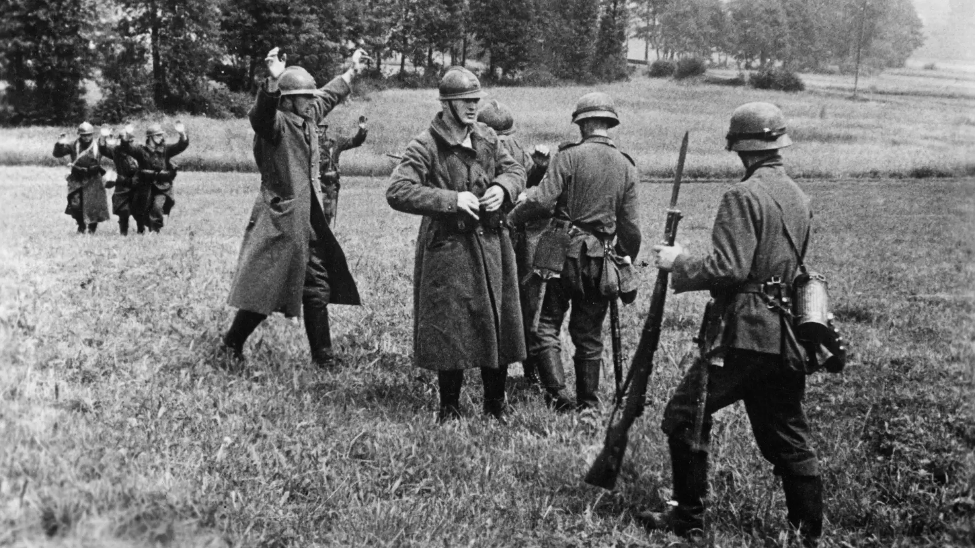 Französische Soldaten kapitulieren in den Vogesen. Französische Soldaten ergeben sich im Mai 1940 der vorrückenden deutschen Wehrmacht.