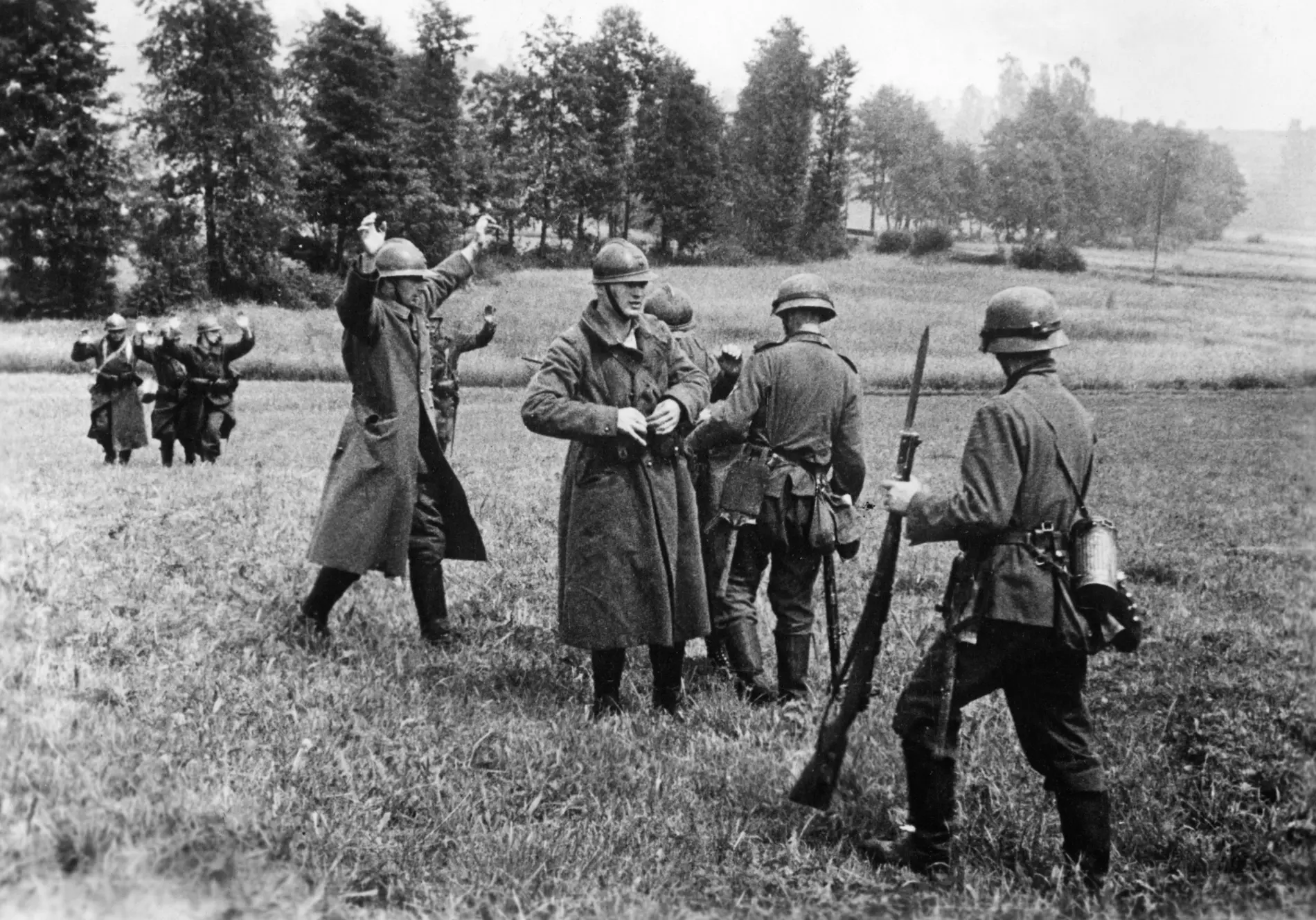 Kapitulation französischer Soldaten Französische Soldaten ergeben sich im Mai 1940 der vorrückenden deutschen Wehrmacht.