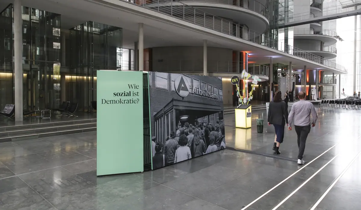 Besucher in der Ausstellung „#Challenging Democracy" im Paul-Löbe-Haus