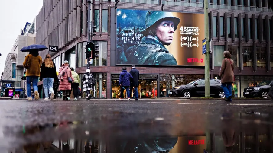 Filmförderung Blick auf ein Werbeplakat für "Im Westen nichts Neues" mit Passanten