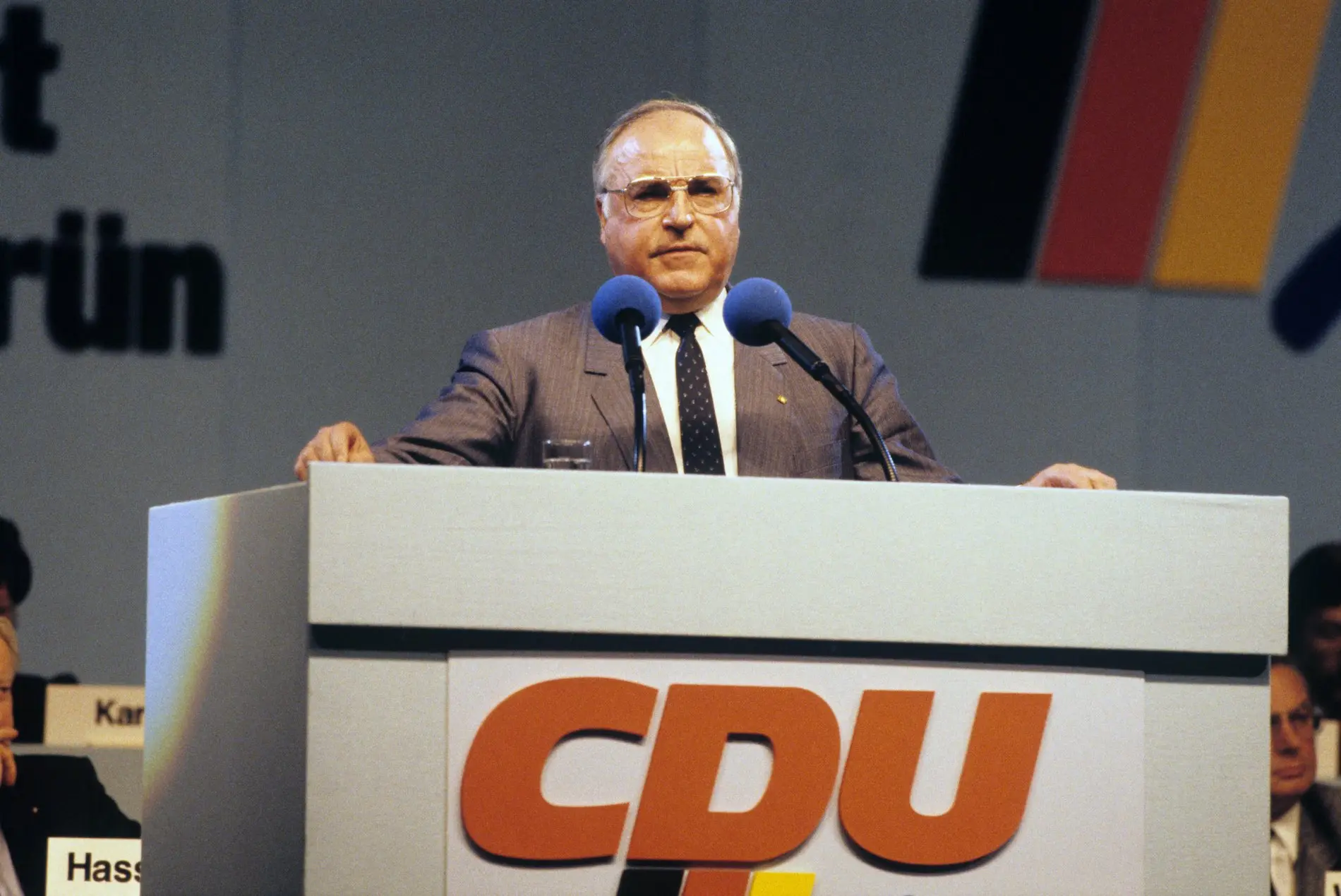 Ehemaliger Bundeskanzler Helmut Kohl am Rednerpult, CDU Schriftzug.