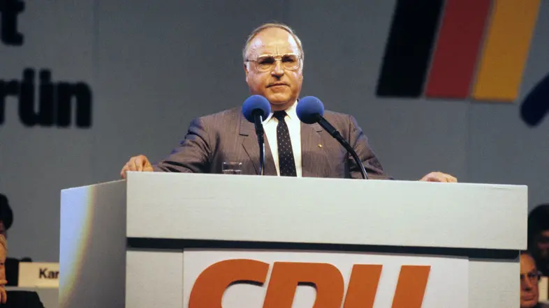 Ehemaliger Bundeskanzler Helmut Kohl am Rednerpult, CDU Schriftzug.