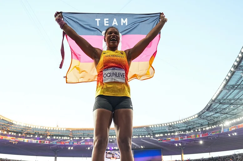 Yemisi Ogunleye jubelt mit der deutschen Fahne