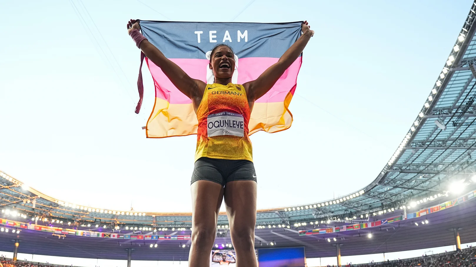 Yemisi Ogunleye jubelt mit der deutschen Fahne