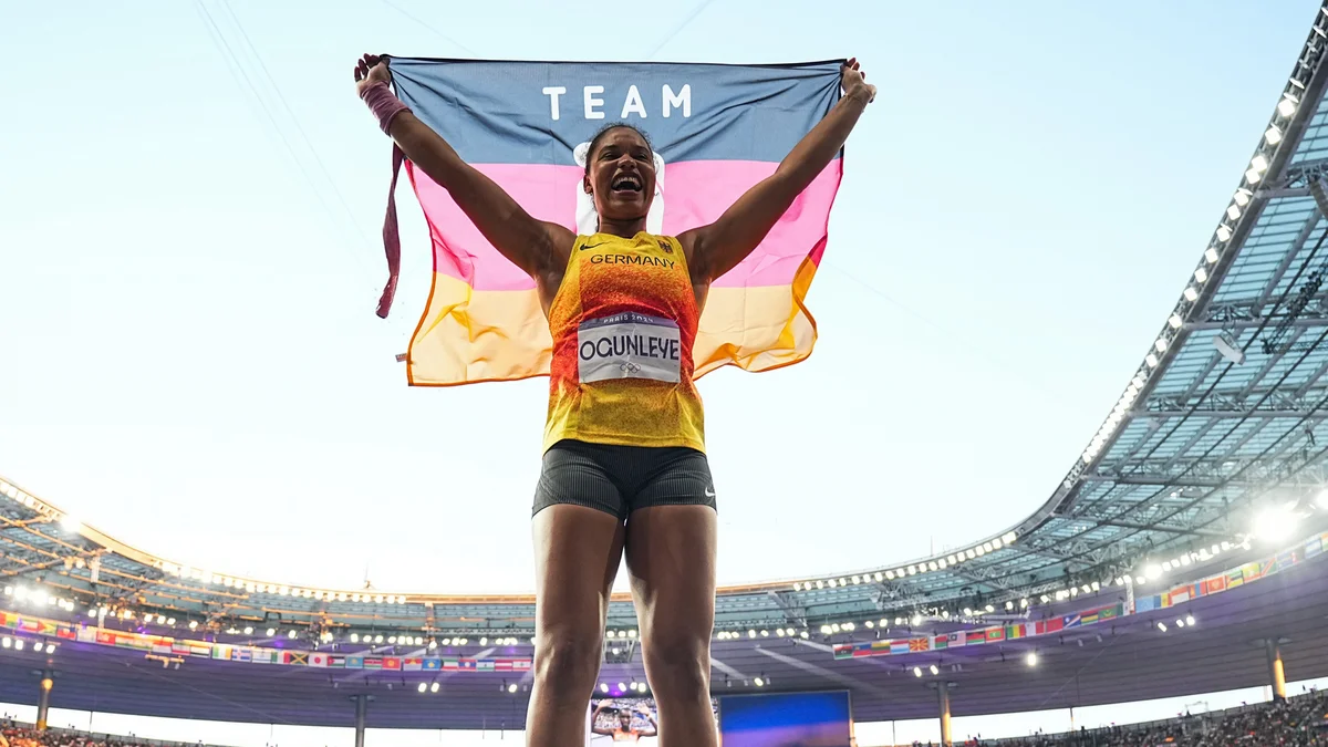 Yemisi Ogunleye jubelt mit der deutschen Fahne