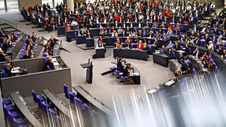 Das Bild zeigt den Deutschen Bundestag bei seiner konstituierenden Sitzung.