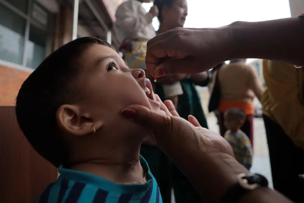 Polio-Impfung Kind erhält eine Polio-Impfung