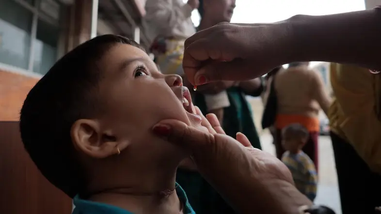 Kind erhält eine Polio-Impfung