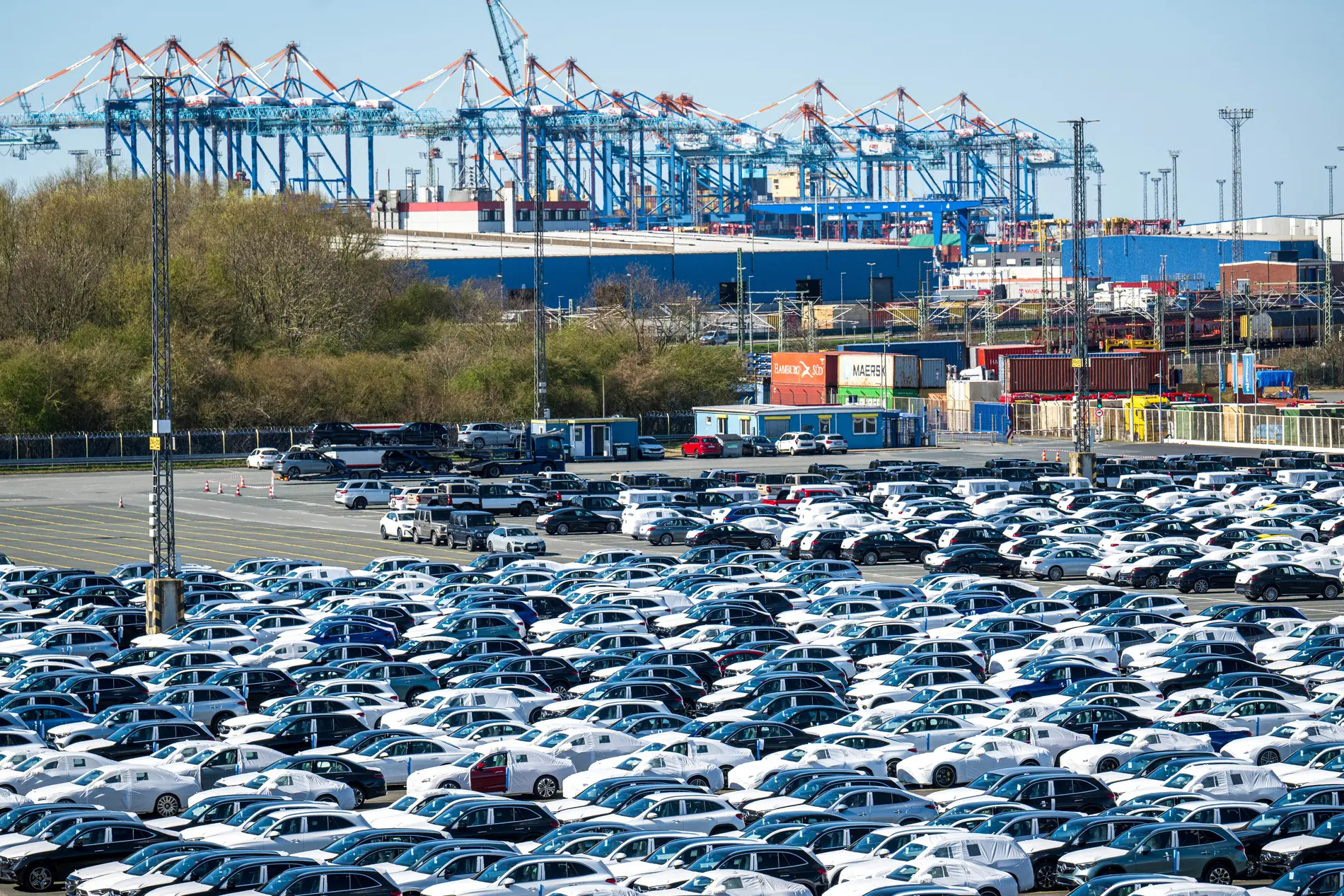 Autos stehen auf dem Gelände vom BLG Autoterminal Bremerhaven Autos stehen auf dem Gelände vom BLG Autoterminal Bremerhaven