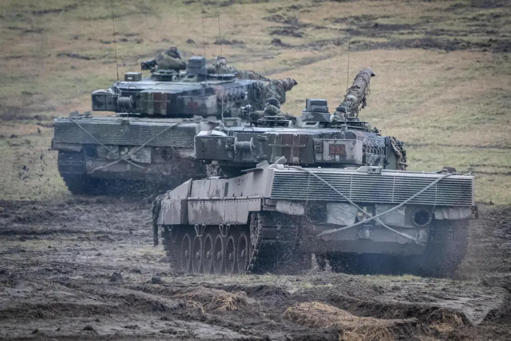 Leopard-2-Kampfpanzer der Bundeswehr Zwei Leopard-2-Kampfpanzer der Bundeswehr bei einer Vorführung