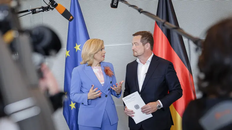 Bundestagspräsidentin Julia Klöckner nimmt den Bericht von Uli Grötsch entgegen