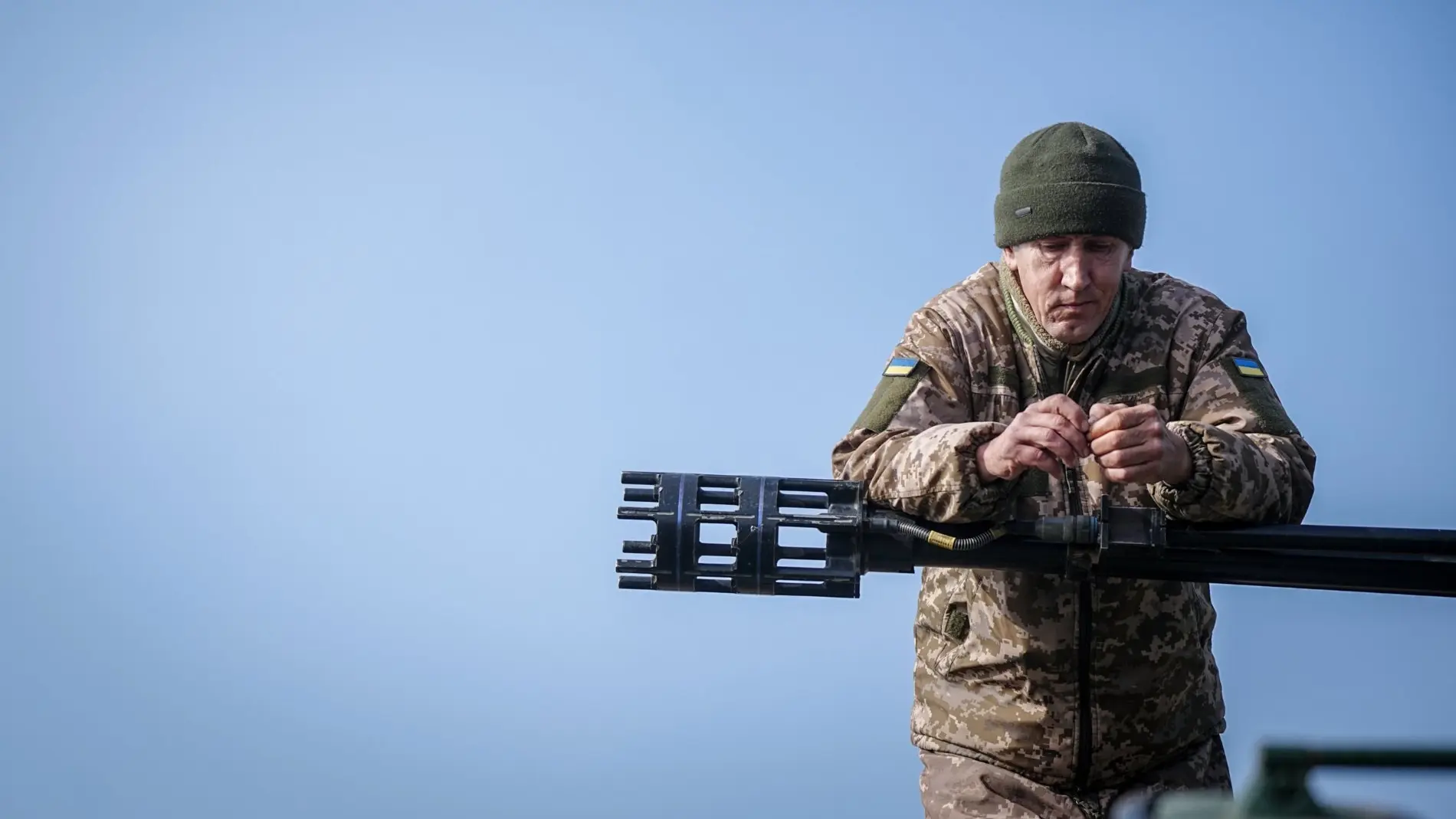 Ein ukrainischer Soldat lehnt an einem Gepard-Flugabwehrkanonenpanzer