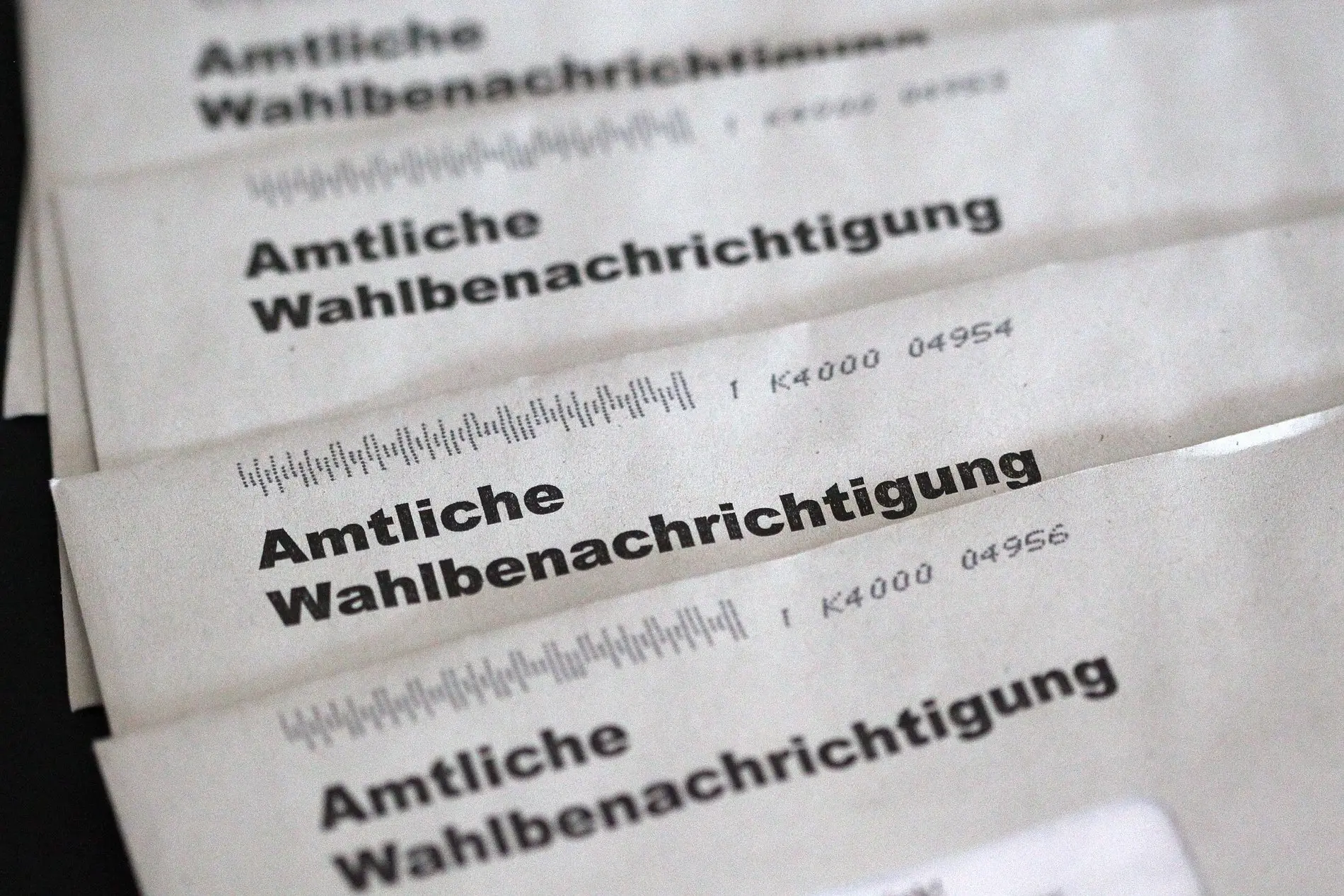 Auf Briefumschlägen steht "Amtliche Wahlbenachrichtigung"