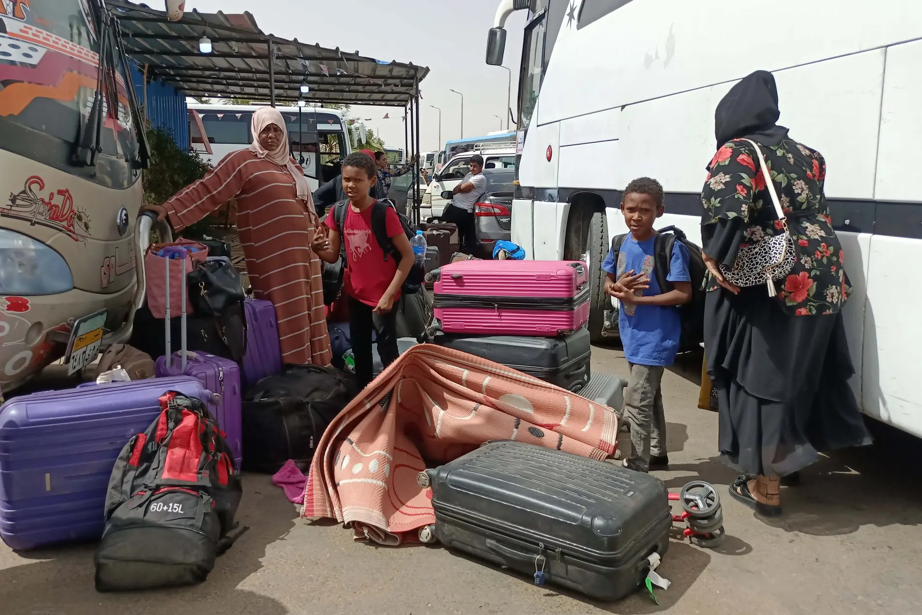 Menschen, die aus dem Sudan fliehen, erreichen einen Busbahnhof in Assuan, Ägypten.
