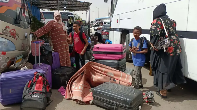 Menschen, die aus dem Sudan fliehen, erreichen einen Busbahnhof in Assuan, Ägypten.