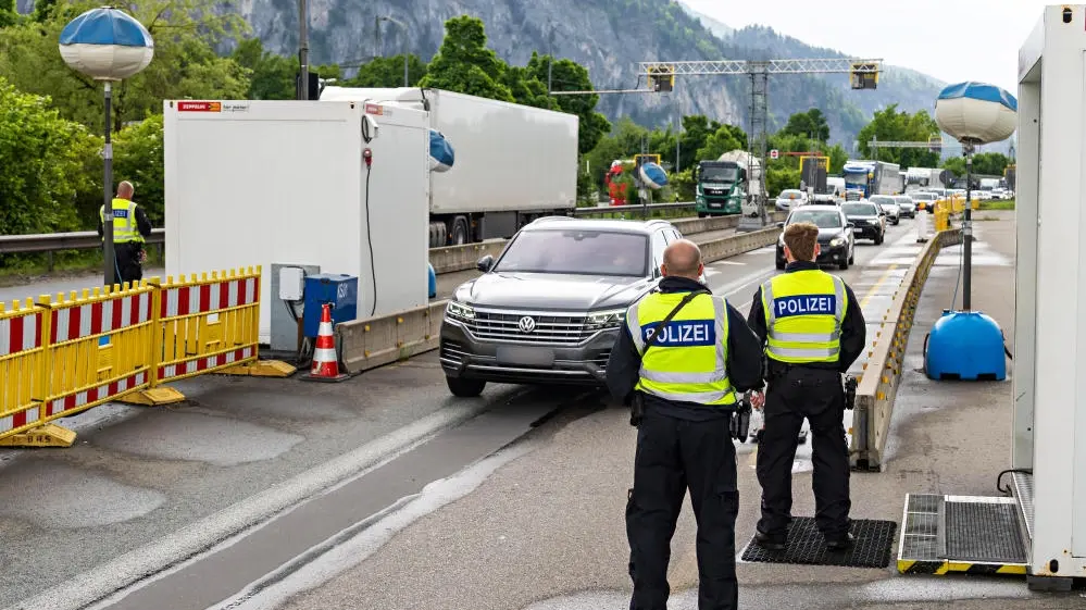 Grenzkontrolle der Bundespolizei Grenzkontrolle der Bundespolizei zwischen Deutschland und Österreich. Polizisten beobachten den stockenden Verkehr am Grenzübergang