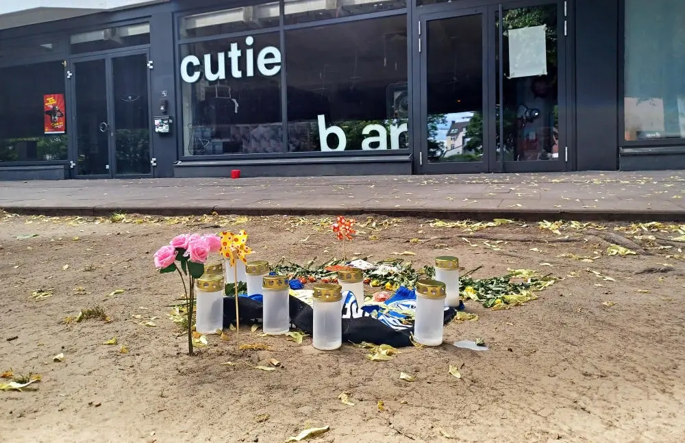 Kerzen und Blumen vor der Cutie Bar in Bielefeld
