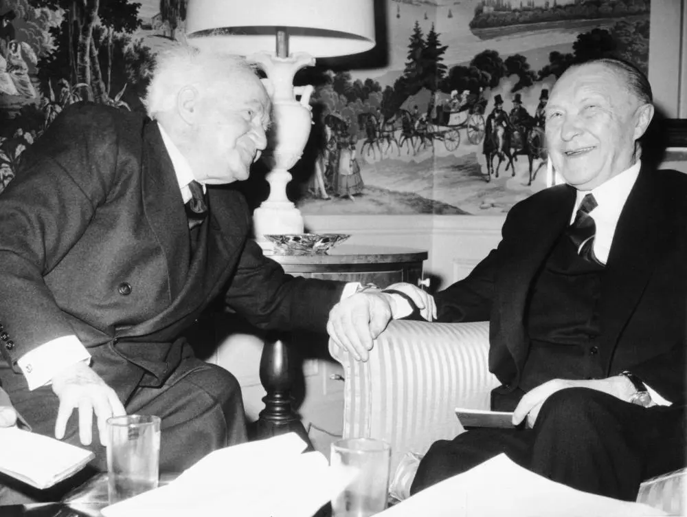 David Ben-Gurion und Dr. Konrad Adenauer David Ben-Gurion legt die Hand auf den Arm von Dr. Konrad Adenauer.