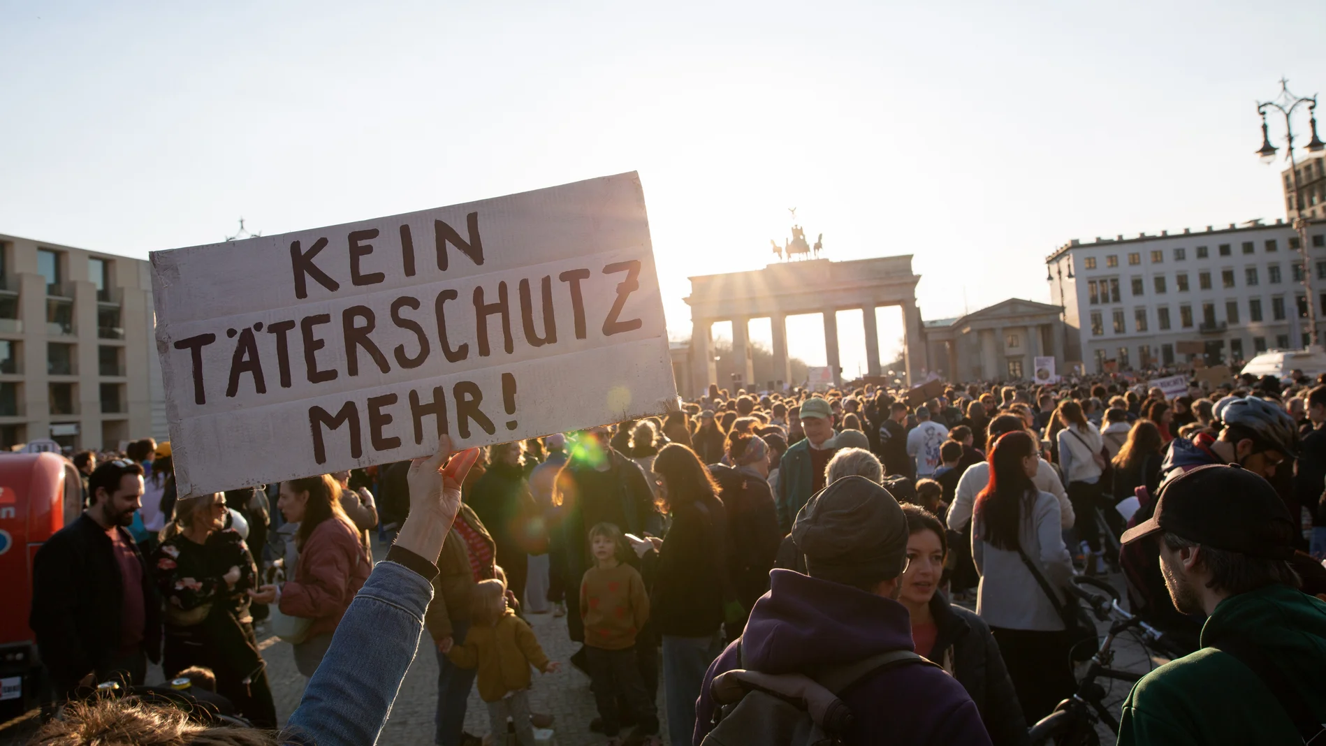 Demonstranten mit Schild "Kein Täterschutz mehr!"