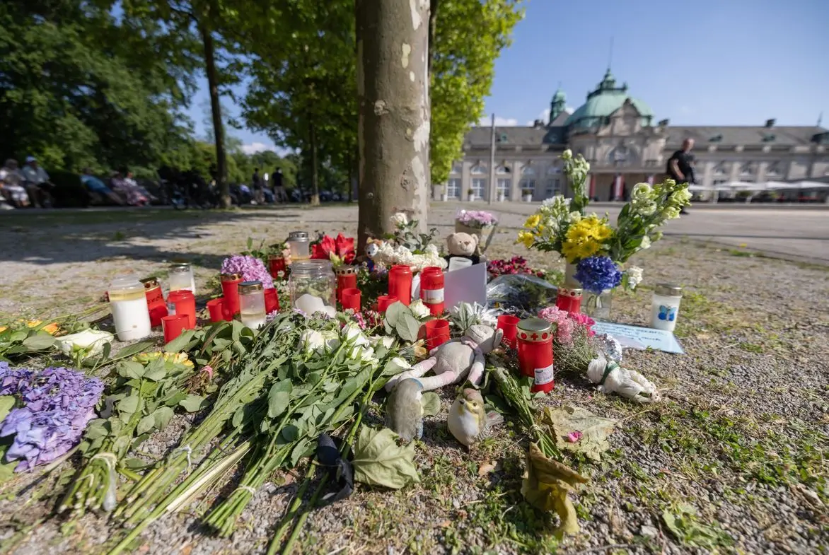 Trauerbekundungen nach tödlichem Angriff im Kurpark Bad Oeynhausen Blumen, Kerzen und handgeschriebene Trauerbekundungen im Kurpark Bad Oeynhausen.