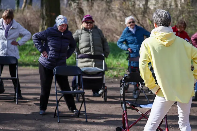 Rollator-Yoga für Senioren im Schlosspark Köthen