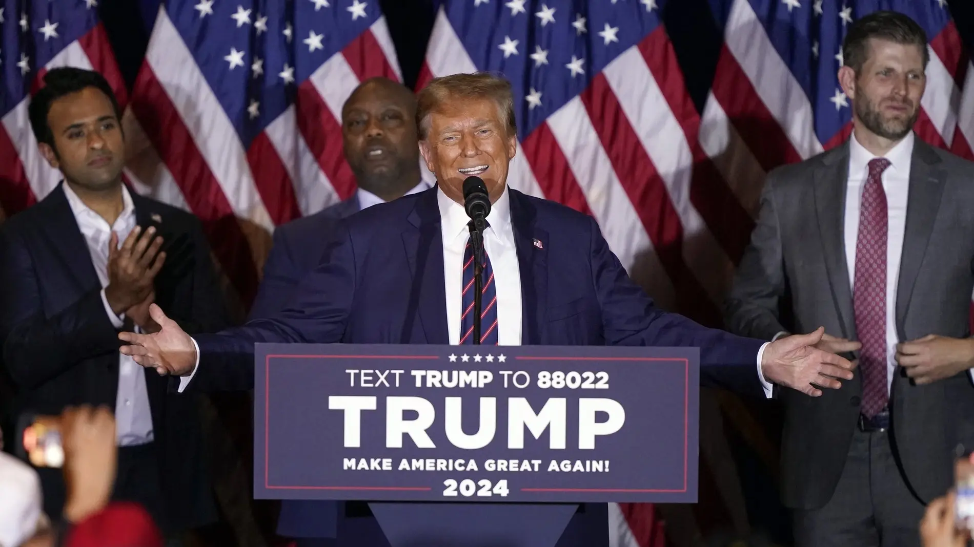 Donald Trump Donald Trump mit großer Handgeste während seiner Rede